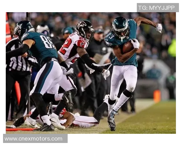 NFL美式足球明星挑战扣篮赛展现惊人运动才能与激情碰撞