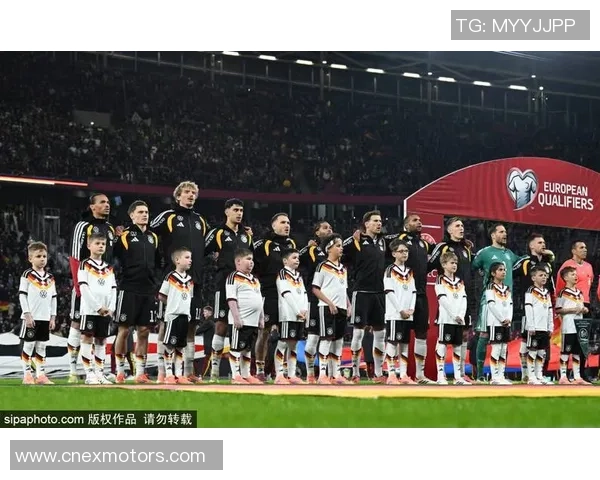 足球明星与儿子温馨互动视频展现亲子情深瞬间引发网友热议 足球明星与儿子温馨互动视频展现亲子情深瞬间引发网友热议