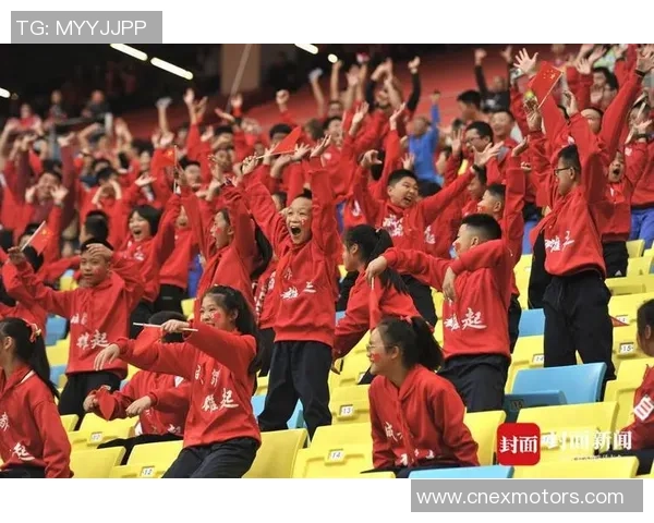 足球明星盛大抵达宝安机场引发球迷热烈追捧与欢呼 足球明星盛大抵达宝安机场引发球迷热烈追捧与欢呼